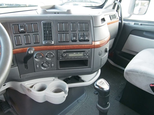 2012 Volvo VNL Sedan