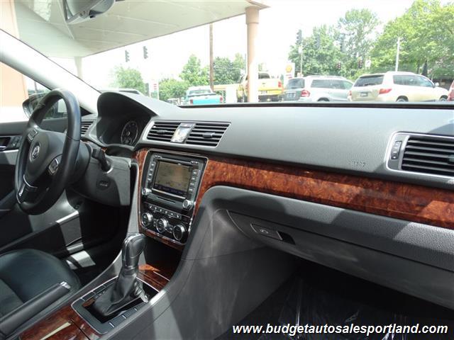 2012 Volkswagen Passat V6 SEL Premium Navigation ONE OWN Sedan