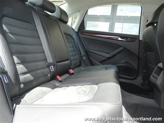 2012 Volkswagen Passat V6 SEL Premium Navigation ONE OWN Sedan